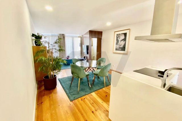 2 BDR & 2 BTHR Duplex with 2 balconies