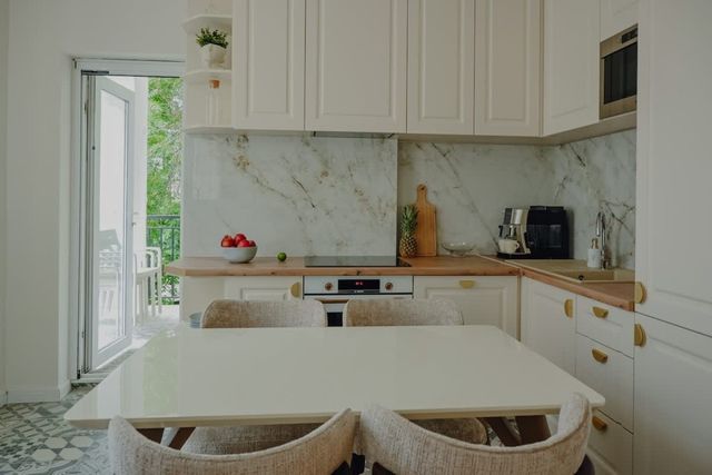 Elegant Escape - High Ceilings, Balcony & Piano