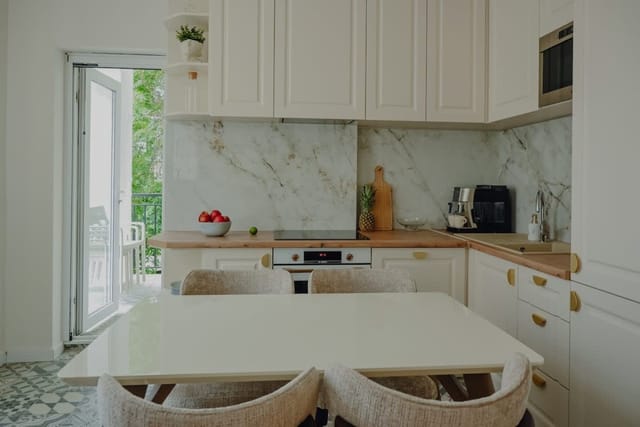 Elegant Escape - High Ceilings, Balcony & Piano