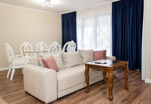 2BD Home In The Heart Of Varna with Parking - Gold
