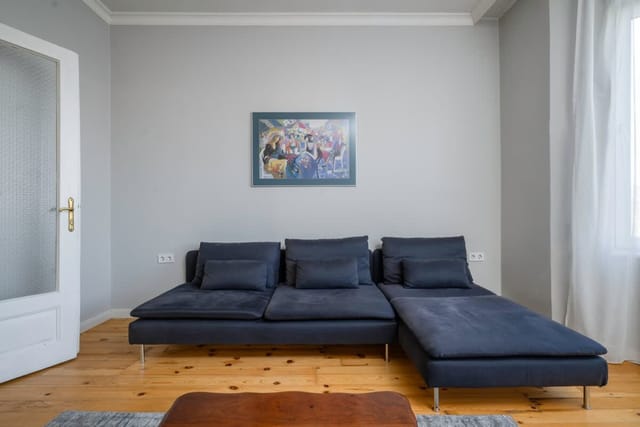 Charming 1BD Apartment Next to Women's Market - Photo 2