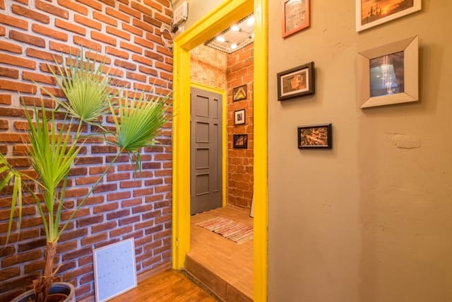 2 BDR & 2 BTHR Funky Apartment / Supreme Location