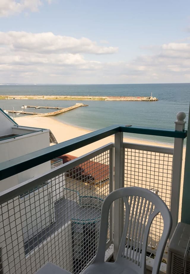 Sunny Studio in Hotel Berlin, Steps from the Beach