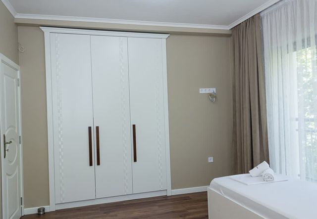 2BD Home In The Heart Of Varna with Parking - Blue