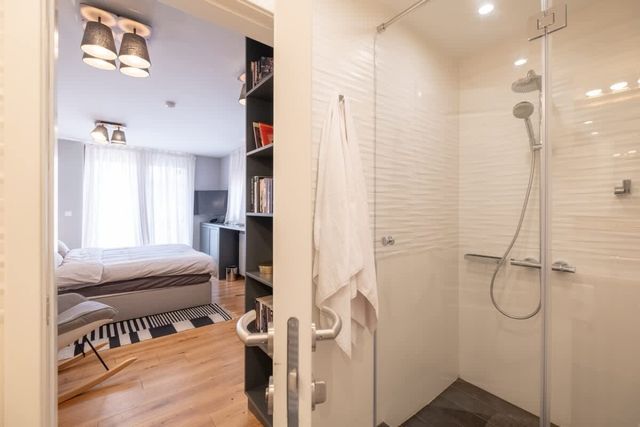 High-end Designer 2BR Aprt + Lift&Balconies