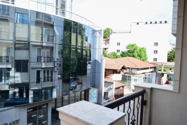 City Center Charm: 2BR Apartment