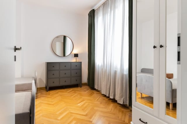 Industrial 2BD Flat | 3 Min to Metro & Stadium