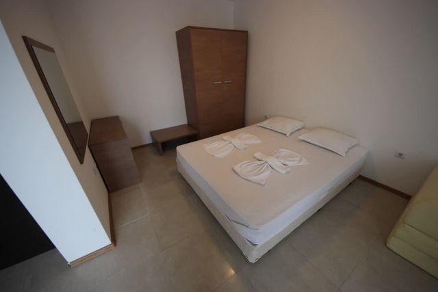 Belle View Studio with Pool View