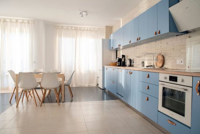 Spacious 3BD flat with Parking and Sea View