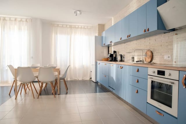 Spacious 3BD flat with Parking and Sea View