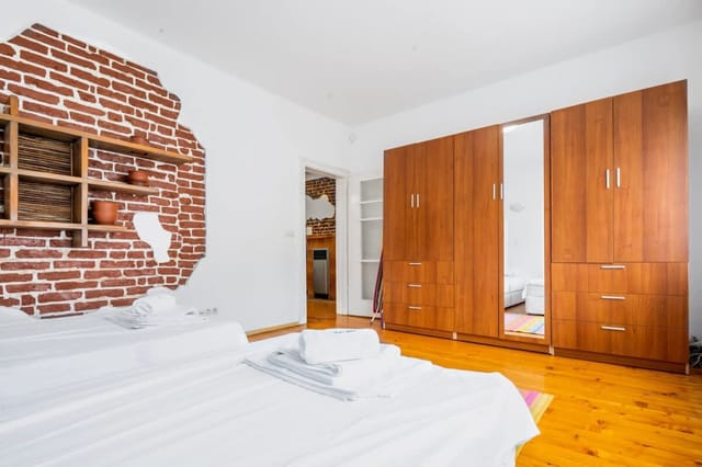 Sofia's Vintage Gem: Spacious 2BD Flat on Solunska