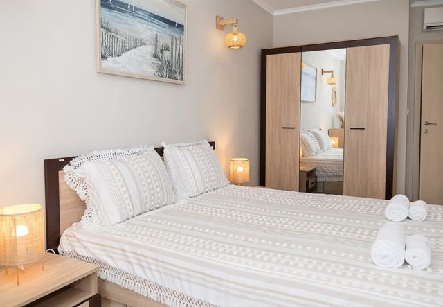 Seaside Bliss: Elegant 1BD with Stunning View