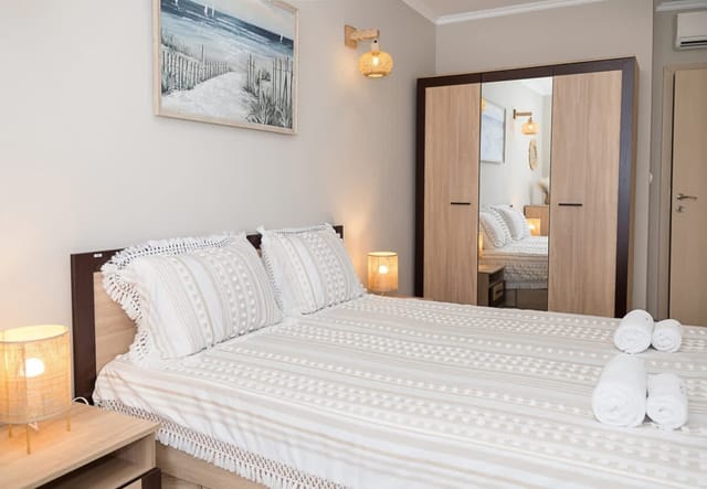 Seaside Bliss: Elegant 1BD with Stunning View