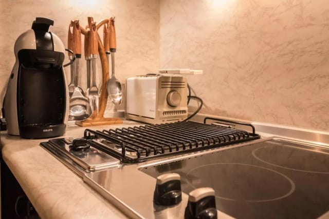 Charming, fully-furnished, 2-bedroom apartment