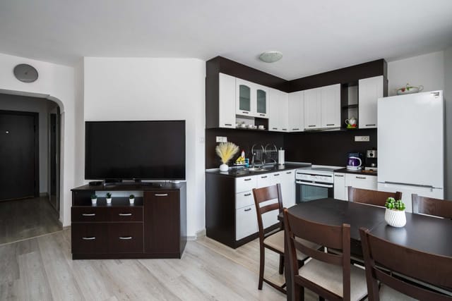 Sunny & Modern 1BD Apartment