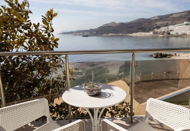 Seaside Bliss: Elegant 1BD with Stunning View