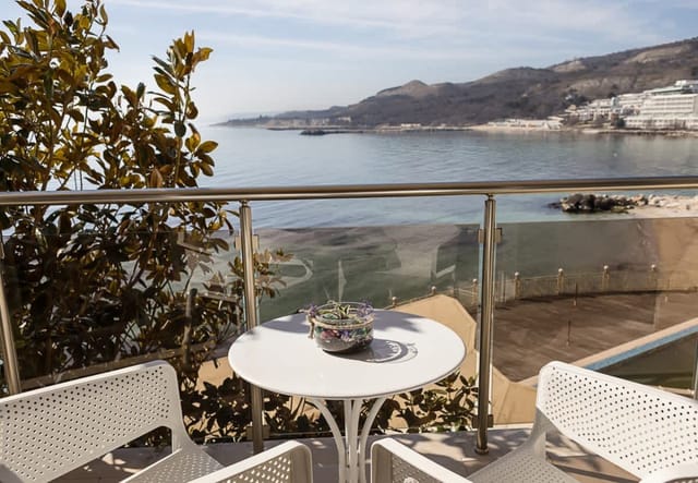 Seaside Bliss: Elegant 1BD with Stunning View
