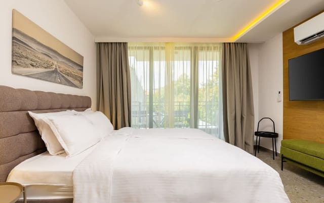 Downtown Modern Studio with Balcony - Photo 3