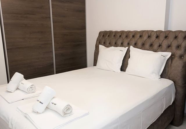 New Black & White Flat 5 Min Away From Sea Garden