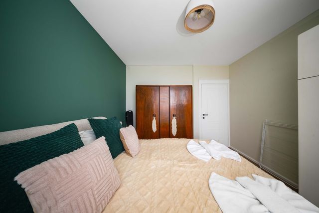 Charming 1BR with Balcony and View