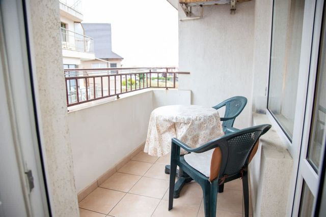Convenient 2-Bedroom Flat next to Harmanite Beach