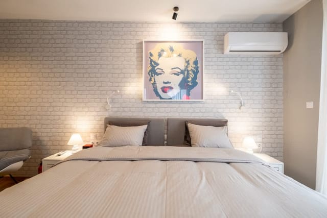 High-end Designer 2BR Aprt + Lift&Balconies