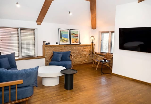 Stylish Maisonette Just Steps from the Sea Garden