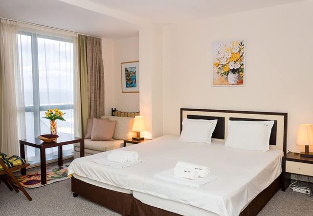 Sunny Studio in Hotel Berlin, Steps from the Beach