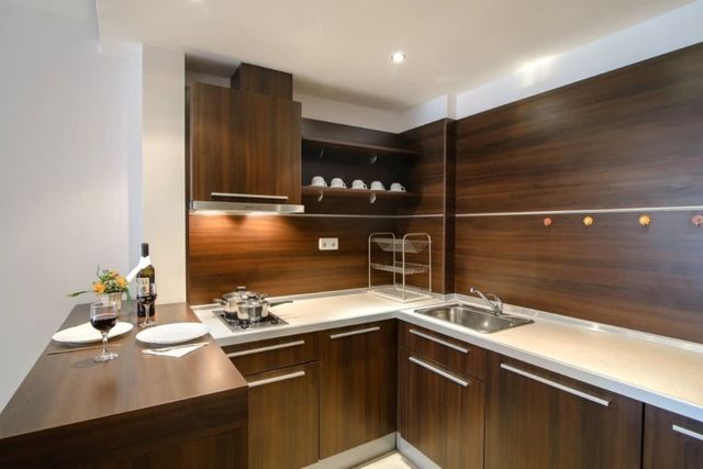 Marina City  Studio with Balkony &amp; Desk - Photo 4