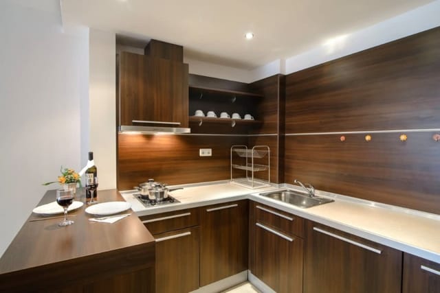 Marina City  Studio with Balkony &amp; Desk - Photo 4