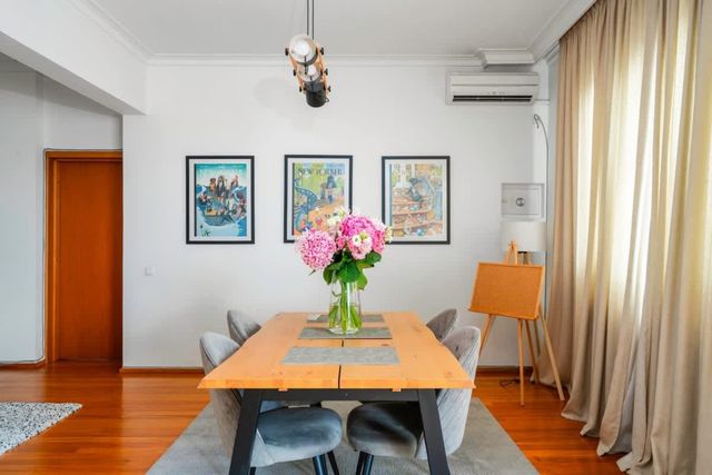 Charming 2BD Apartment in the Heart of the City