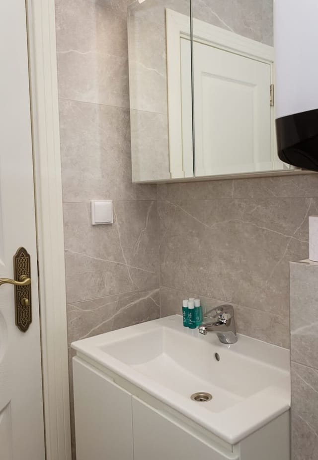 2BD Home In The Heart Of Varna with Parking - Gold