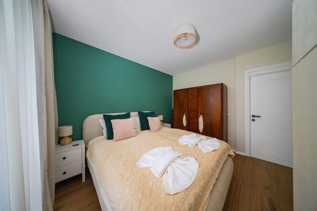 Charming 1BR with Balcony and View