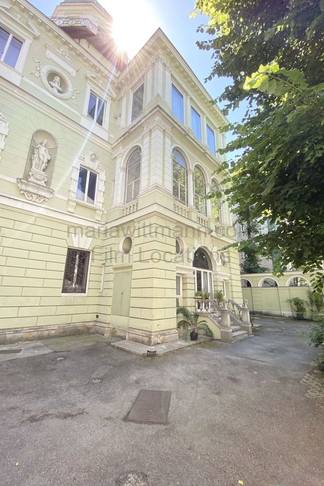 Classic Grand Apartment with Connecting Period Drawing Rooms