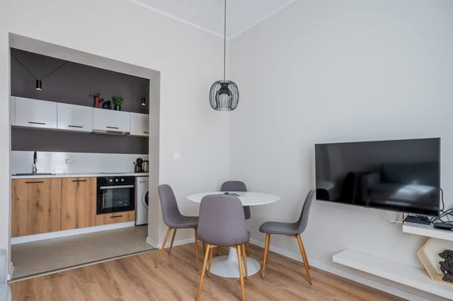 Light and Modern 2BD Flat Next To Women's Market - Photo 4