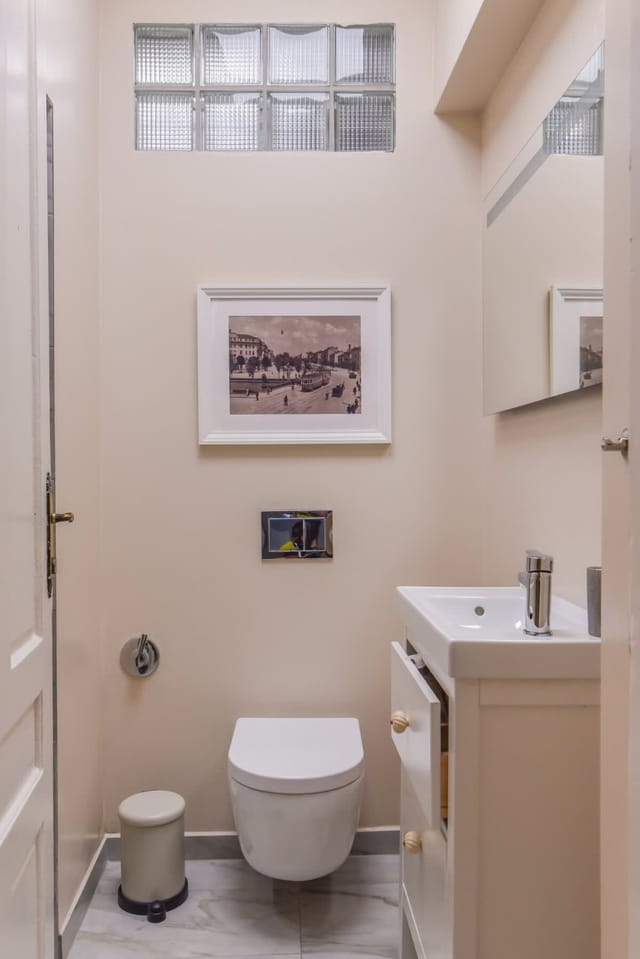 Spacious vintage 2BR, 2bath apartment