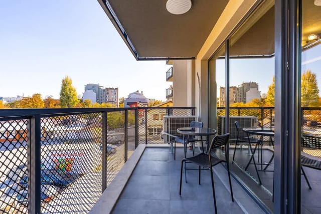 Bright Windowed Studio 10 mins to the City Centre