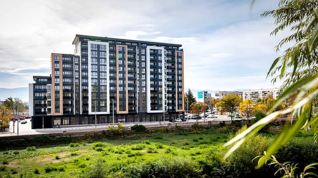 Luxury Apartment with Jacuzzi, River view & Underground Parking