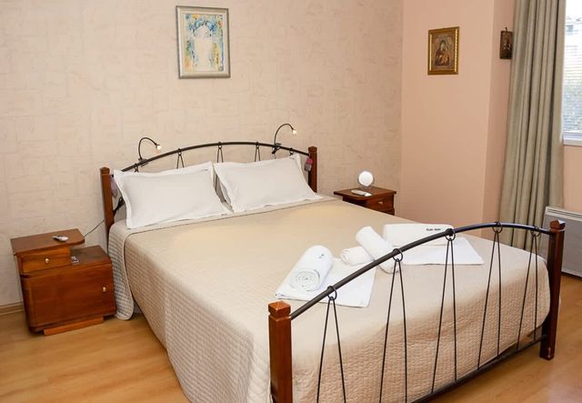 Cozy 1BD Apartment with Free Parking in the Area - Photo 3