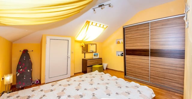 Spacious & Sunny Maisonette w/ Terrace near Centre