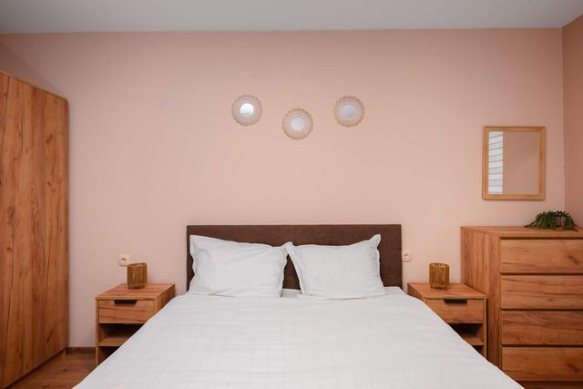 Warm &amp; Spacious Stay with Balcony - Photo 3