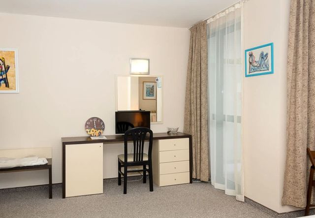 Sunny Studio in Hotel Berlin, Steps from the Beach