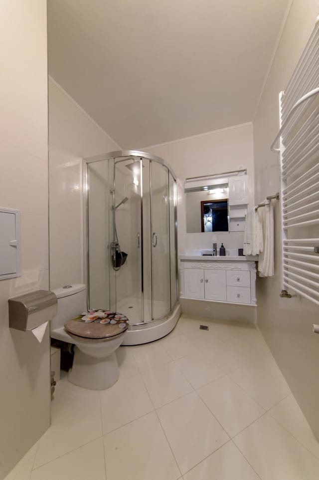 Luxury 2-bedroom apartment by Studenets Center