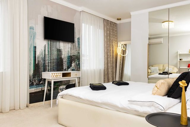 Sunny Modern 1BR Retreat with Cozy Balcony