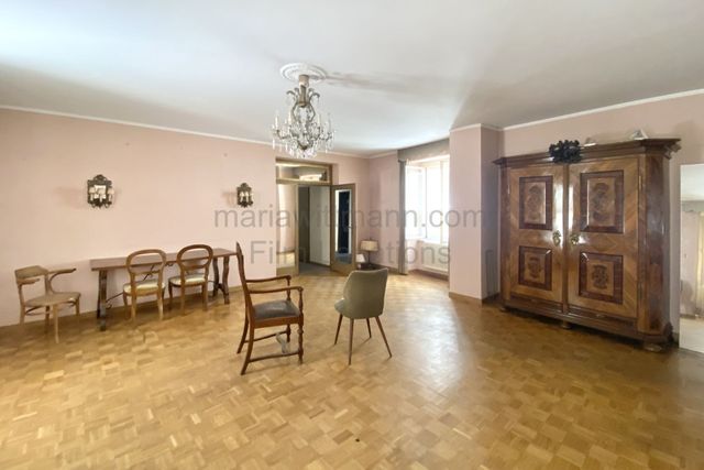 Period Apartment with Vintage Interior and Floral Motifs - Photo 2