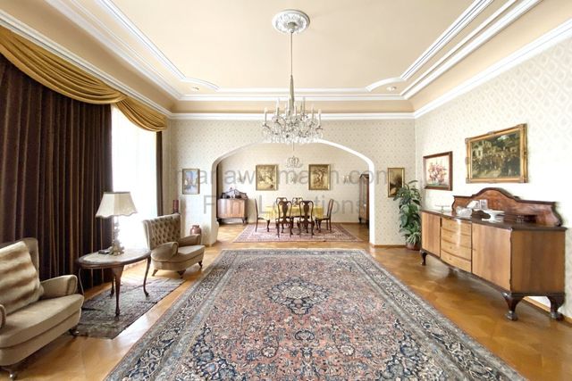 Classic Grand Apartment with Connecting Period Drawing Rooms