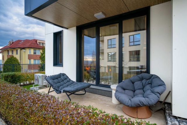 Warm & Stylish Retreat in a Quiet Area