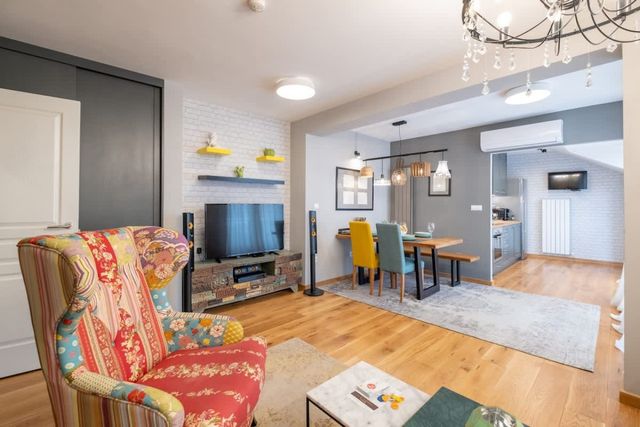 High-end Designer 2BR Aprt + Lift&Balconies