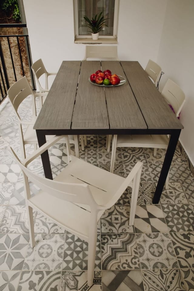 Elegant Escape - High Ceilings, Balcony & Piano