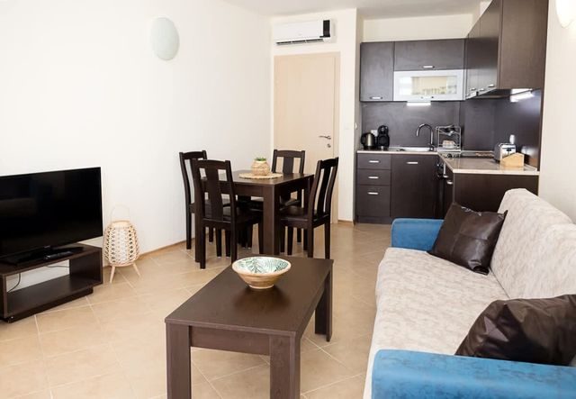 Seaside Bliss: Elegant 1BD with Stunning View - Photo 4